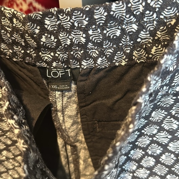 Loft black/white print elasticized waistband/tie front 3” shorts size XXS - Picture 2 of 3